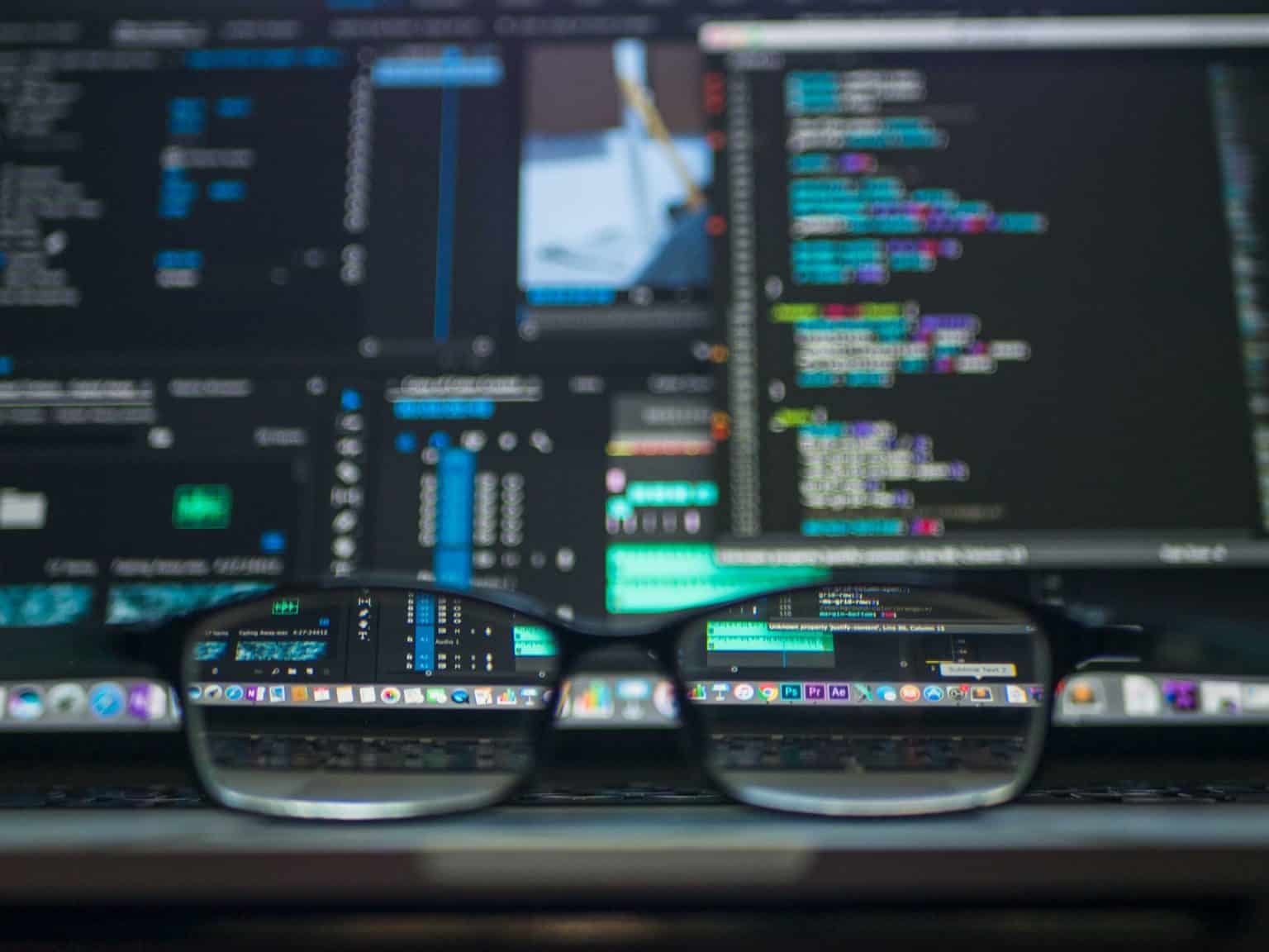Bilde av briller foran pc som illustrerer: hva er managed hosting